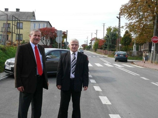 Andrzej Matynia, starosta starachowicki (z prawej) i Jan Wzorek, przewodniczący Rady Powiatu na przebudowanej drodze powiatowej w Rzepinie.