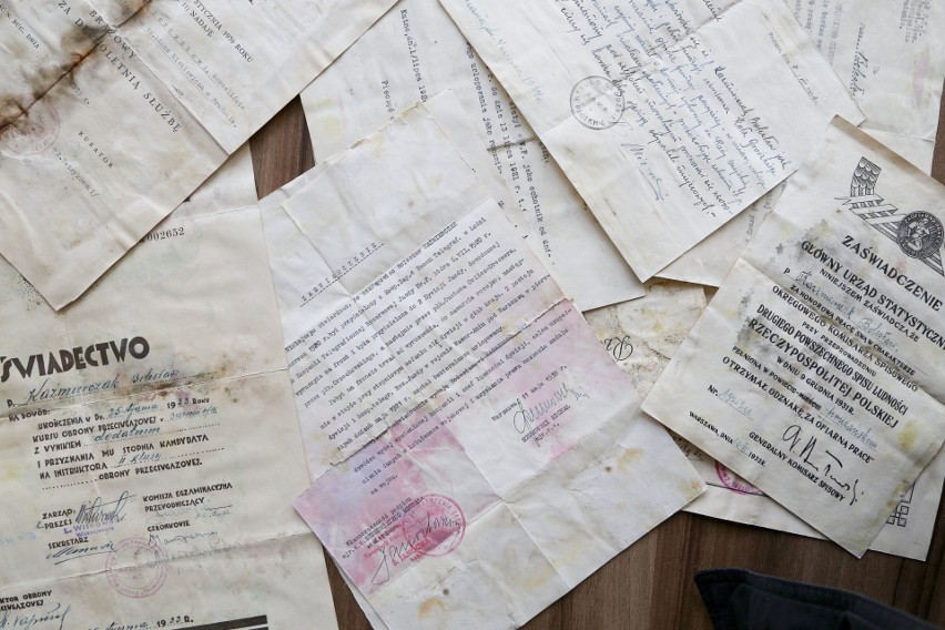 Muzeum Wojska w Białymstoku. Dokumenty przez całe lata leżały na strychu. Znaleziono je przypadkowo [ZDJĘCIA, WIDEO]