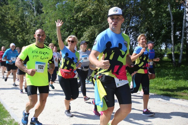 W sobotniej imprezie w Dolinie Trzech Stawów zorganizowano bieg na 5 km i marsz Nordic Walking na takim samym dystansie. Na liście startowej znalazło się 267 osób (212 w biegu i 55 Nordic Walking). Gościem zawodów był prezydent Katowic Marcin Krupa.