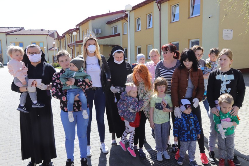 Korona z głowy. Akcja charytatywna Miss Polonia 2019 w Łodzi. Miss odwiedziła miejsca opieki. Nie jest jedyną celebrytką, która pomaga