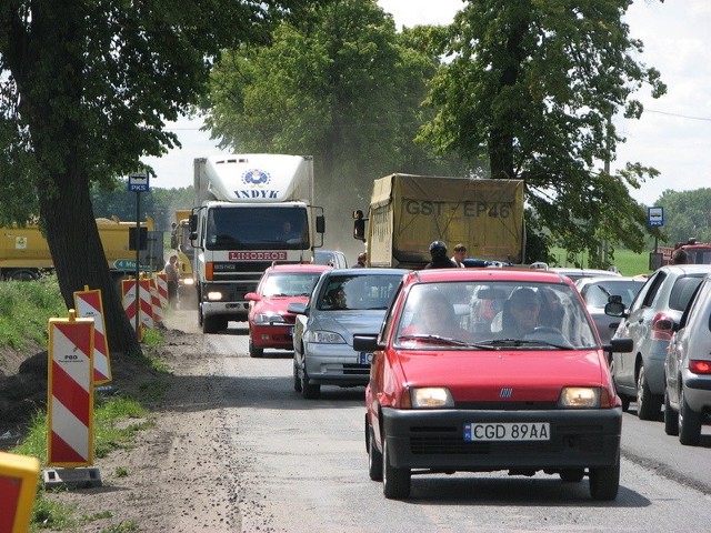 W wielu miejscach na drodze nr 534 ruch odbywa się wahadłowo