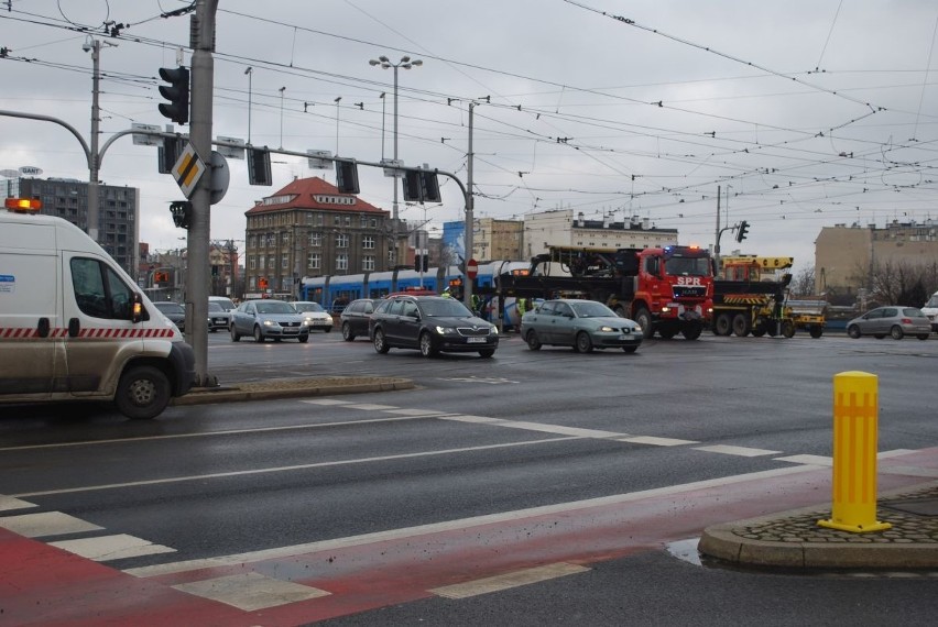 Wykolejenie tramwaju linii 33 na pl. Jana Pawła II