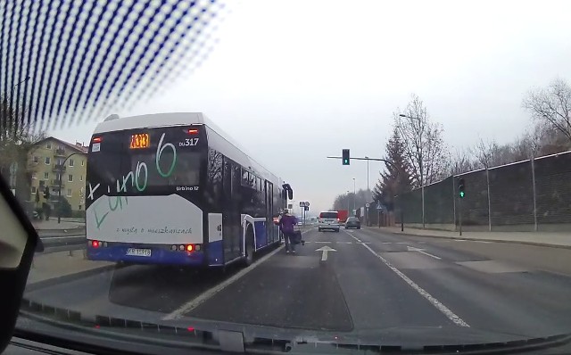 Pasażerka MPK w Krakowie próbowała wsiąść do... ruszającego autobusu