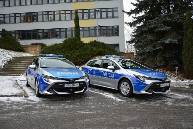 Kluczyki do dwóch oznakowanych radiowozów Toyota Corolla przekazali policjantom Piotr Korytkowski, prezydent Konina i mł. Insp. Mariusz Jaworski, komendant miejski policji w Koninie.