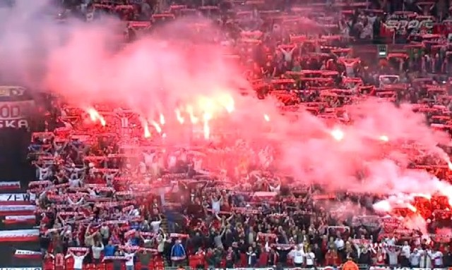 Polacy odpalili na Wembley kilkadziesiąt rac