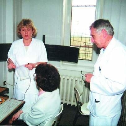 Do rehabilitacji dzieci starszych wykorzystuje się specjalne programy komputerowe. Na zdjęciu z prawej Stanisław Madej.