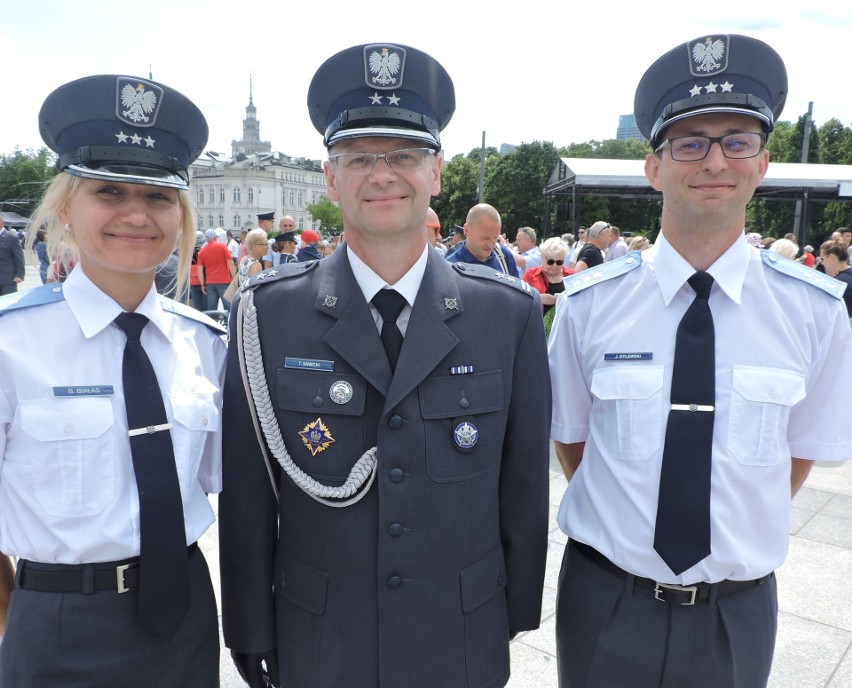 Tomasz Sawicki (w środku), dyrektor ZK w Łowiczu ze świeżo...