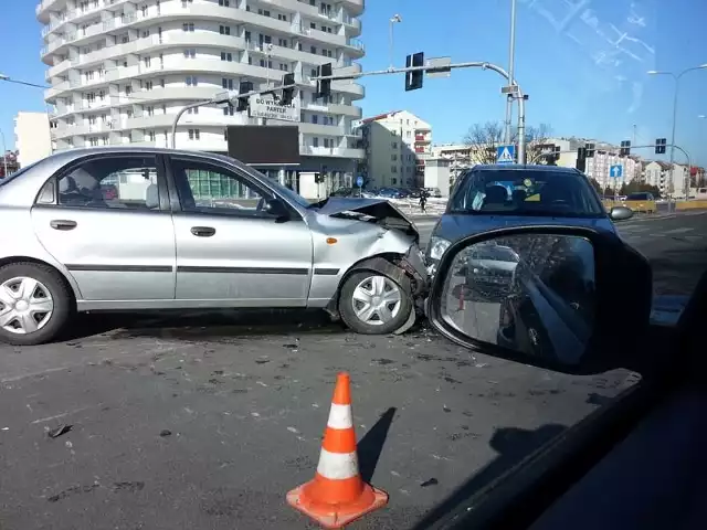 Kierowca forda focusa trafił do szpitala z urazem kręgosłupa.