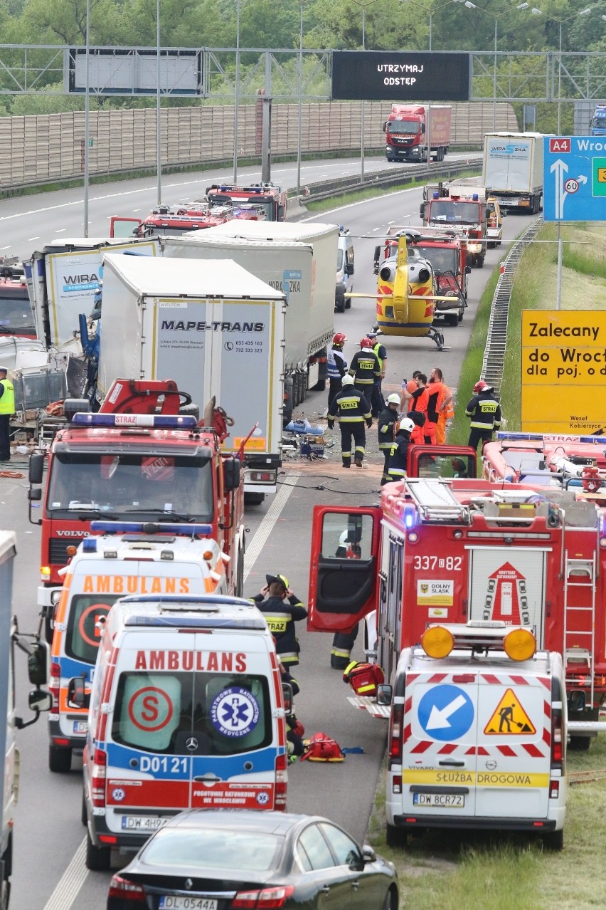 Karambol na A4 pod Wrocławiem. Dwie osoby ciężko ranne i ogromny korek [ZDJĘCIA]