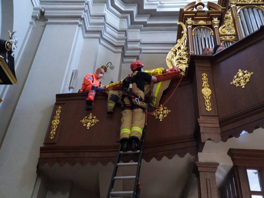 W Chmielniku organista zasłabł w czasie gry. Strażacy pomogli ewakuować go z chóru wykorzystując techniki alpinistyczne
