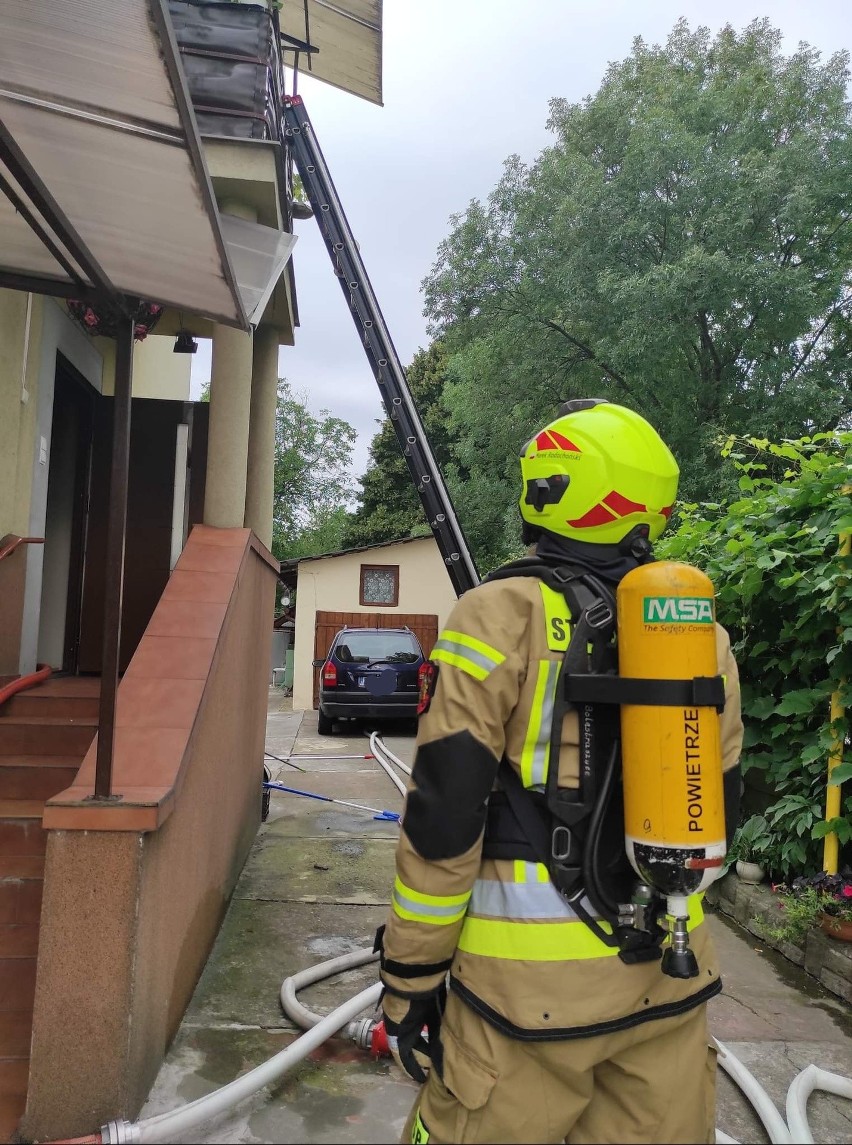 Pożar budynku mieszkalnego w Przemyślu. Jedna osoba trafiła do szpitala [ZDJĘCIA]
