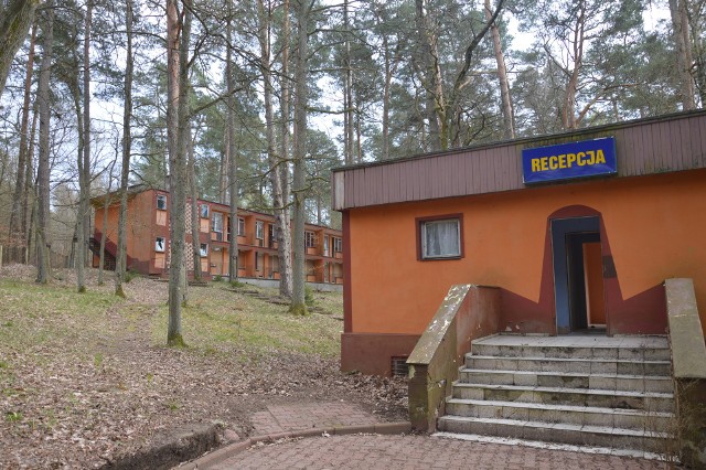 Ośrodek Wypoczynkowy Sobótka w Obłężu jest położony w lesie nad brzegiem jeziora. Obiekt zajmuje obszar ponad dwóch hektarów.