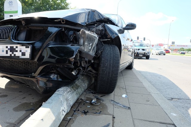 Wypadek Bmw Na Popiełuszki W Białymstoku. Kierowca Uderzył W Latarnię Na Przystanku (Zdjęcia) | Kurier Poranny