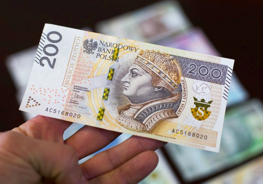 W 2021 roku pensja minimalna wzrośnie o 200 złotych brutto -...
