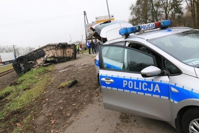 Skrzyżowanie DK91 z linią kolejową i drogą gminną w Papowie-Osiekach należy do najbardziej niebezpiecznych w regionie. Na zdjęciu wypadek z listopada ubiegłego roku.