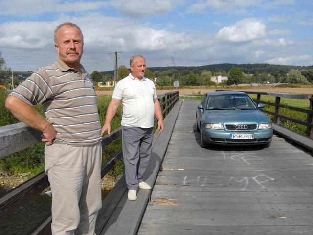 Pokonanie rozpadającego się mostu na Wisłoku w Przedmieściu Czudeckim to duże ryzyko.