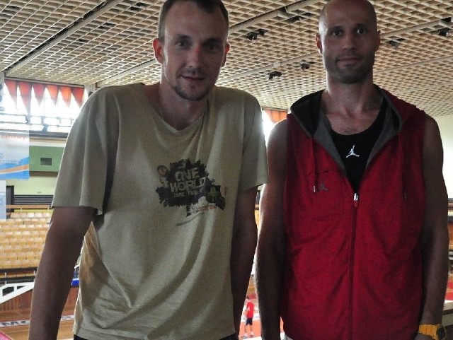 Denis Iwanow (w czerwonej bluzie) oraz Danił Kozłow podpisali umowy z Koszykarskim Klubem Sportowym Siarka Jezioro S.A. Tarnobrzeg.