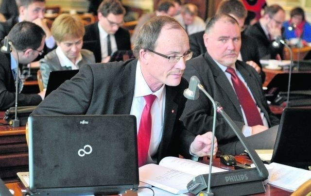 Urząd Skarbowy sprawdzi, czy Krzysztof Wieck pracę ubezpieczyciela wykonywał legalnie