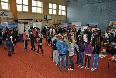 Podczas targów edukacyjnych gimnazjaliści mogli wybierać szkoły, w których chcieliby się uczyć dalej, ale ostatecznie będzie to zależało m.in. od wyników egzaminów. Fot. Bogusław Kwiecień