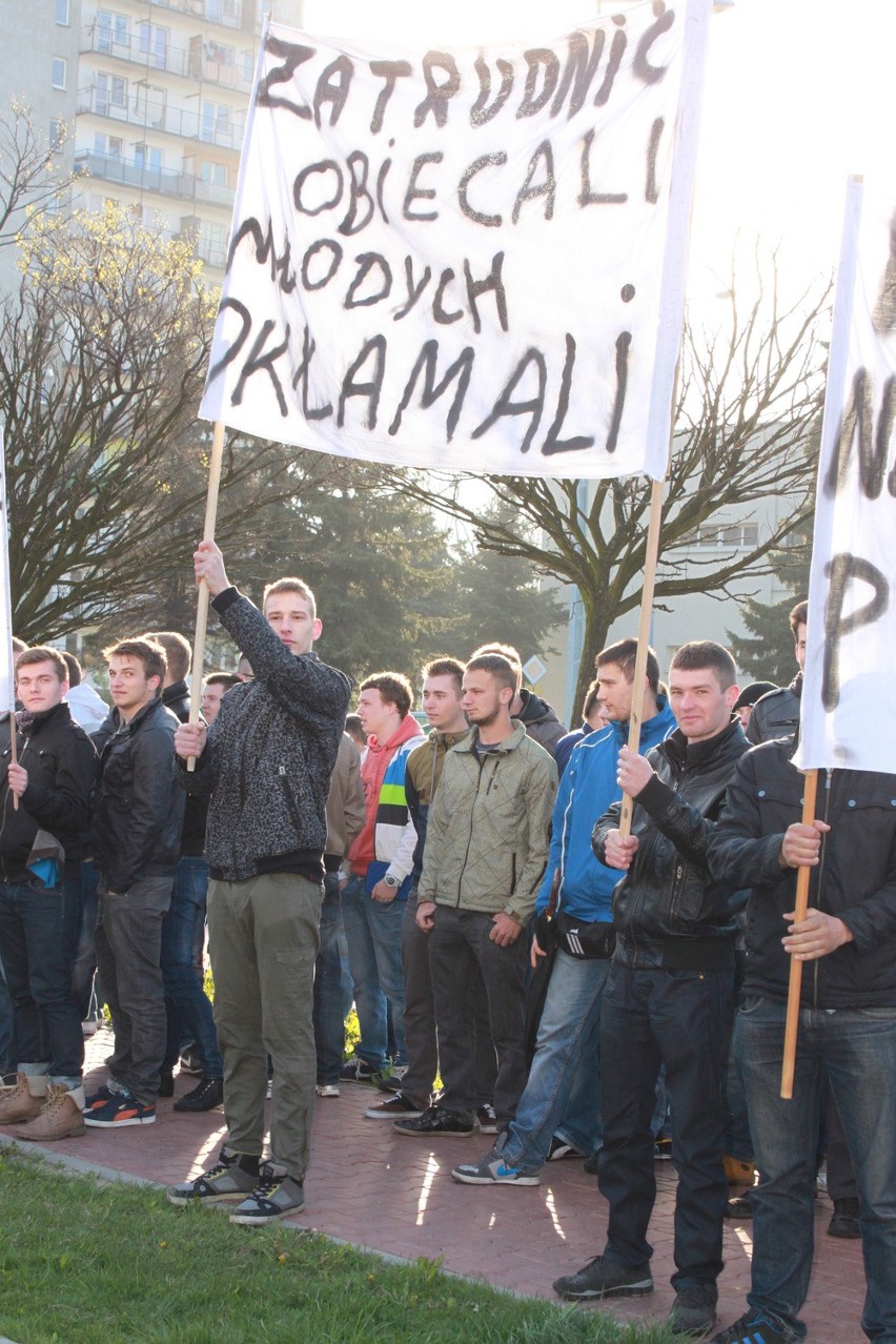 Absolwenci klas górniczych pikietowali przed siedzibą JSW.