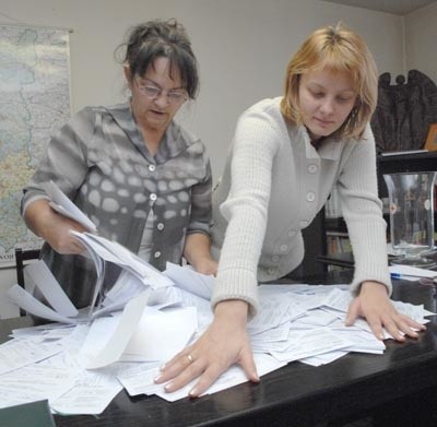 Bogusława Fediuk-Pelińska z PCK i Agnieszka Tórz z Regionalnego Centrum Krwiodawstwa i Krwiolecznictwa w Zielonej Górze wylosowały nagrody i wyróżnienia