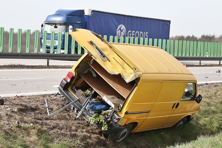 Tir staranował policyjny radiowóz i busa. Jeden z...