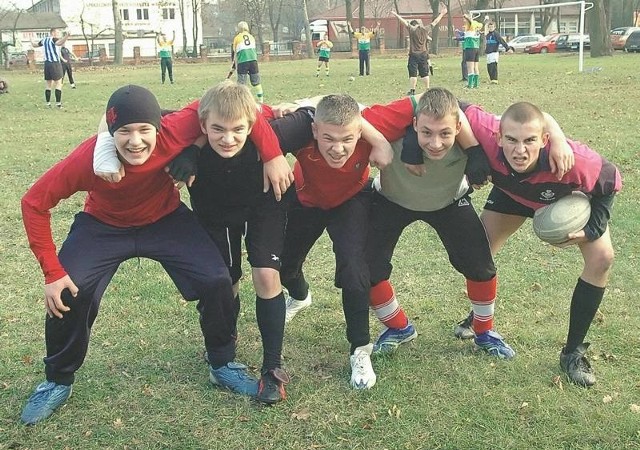 Drużyna rugby , to chłopcy z głogowskich szkół. Ich kapitanem jest Darek Krause (pierwszy z prawej), uczeń technikum samochodowego