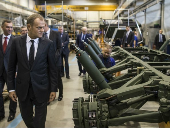 Premier Donald Tusk podczas wizyty w Wojskowych Zakładach Mechanicznych (WZM) w Siemianowicach Śląskich, które produkują m.in. transportery Rosomak.