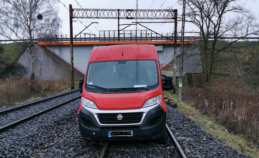 Utknął na torowisku nieopodal stacji Szczecin-Dąbie i uciekł. O krok od tragedii. Nowe ustalenia