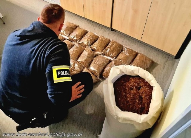 Podczas przeszukania prywatnej posesji pod Koluszkami policjanci znaleźli ponad 20 kg pochodzącej z nielegalnego źródła krajanki tytoniowej.