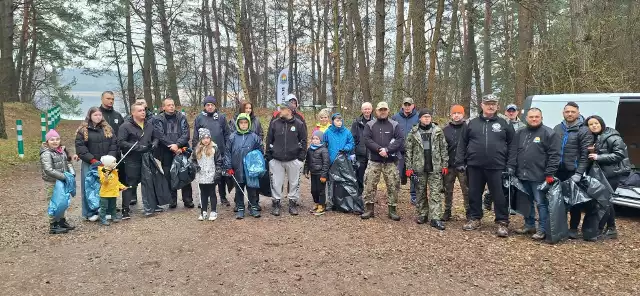 Pamiątkowe zdjęcie uczestników akcji sprzątania terenu przy zalewie Cedzyna.