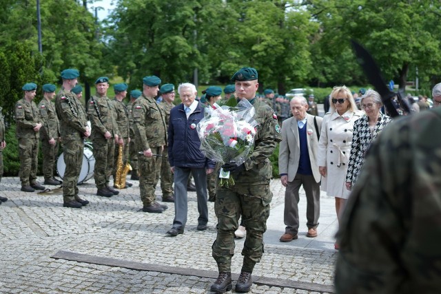 Uroczystość przed pomnikiem "Ku czci poległych i pomordowanych przez hitlerowskiego najeźdźcę w latach 1939-1945" w Toruniu z okazji 79. rocznicy zakończenia II wojny światowej