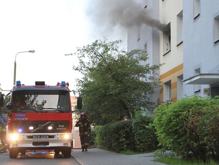 Tragedia w Bydgoszczy. Wskutek pożaru przy Alei Powstańców Wielkopolskich zmarł 60-letni mężczyzna [zdjęcia, wideo od internauty]