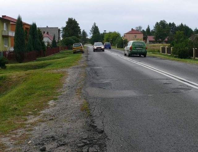 Fragment drogi wojewódzkiej przebiegający przez Kłodę. Mieszkańcy obawiają się, że po rozbudowie i otwarciu mostu na Wiśle życie przy tej trasie stanie się nie do wytrzymania. 