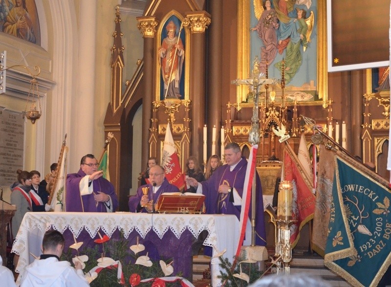 Mszy św. przewodniczył wikariusz biskupi ks. infułat Jan...