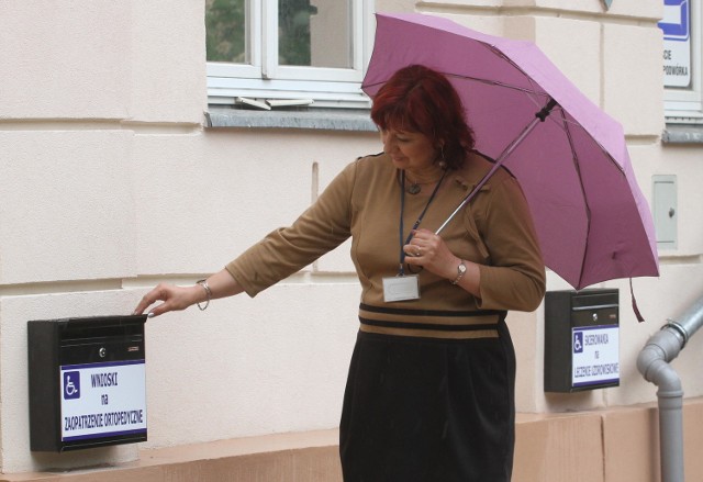 Beata Szczepanek, rzecznik funduszu prezentuje nowe skrzynki, teraz wnioski będzie można wrzucać o każdej porze dnia i nocy.