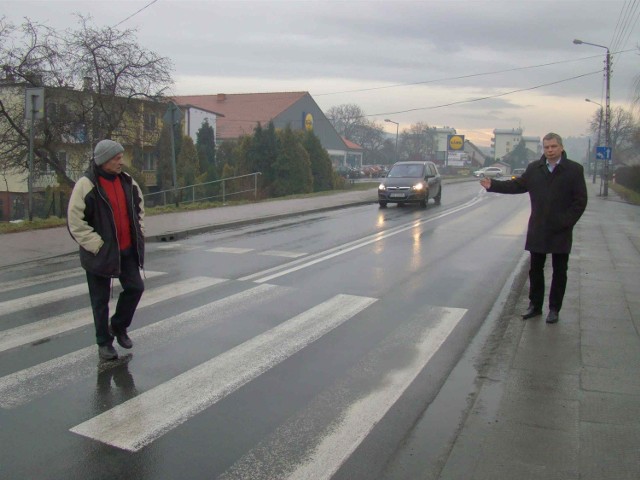 Henryk Odrozek pokazuje niebezpieczne przejście dla pieszych w Wadowicach.