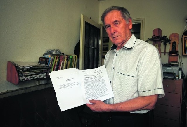 Uważa, że system emerytalny jest niesprawiedliwy. Blisko 80 -letni Marian Marciniak od 2002 roku walczy z przepisami krzywdzącymi starych emerytów. Mówi, że ZUS zaniża mu emeryturę o 700 zł miesięcznie  Dostaje 1300 zł „na rękę“.