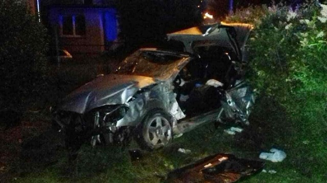 Do tragicznego w skutkach wypadku doszło w nocy z piątku na sobotę (7-8 czerwca), na ulicy Jędrzychowskiej przy skrzyżowaniu z Jęczmienną. Peugeot uderzył w ogrodzenie. Młody kierowca w stanie krytycznym trafił do szpitala.Peugeot 206 jechał ul. Jędrzychowską w kierunku Zatonia. Na łuku drogi wypadł na pobocze. Pojazd kołami uderzył w krawężnik, uszkodził ogrodzenie i wpadł na posesje. Siła uderzenia była bardzo duża. Kierowca, jak zeznają świadkowie, wypadł z auta i leżał przy pojeździe. Na pomoc ruszyły osoby, które widziały zdarzenie. Po kilku minutach na miejsce dotarły wozy straży pożarnej, policja i karetka pogotowia ratunkowego. Ruszyła walka o życie młodego kierowcy.Około 25-letni mężczyzna był reanimowany na miejscu. Z przywróconą pracą serca, został przewieziony do szpitala. Jego stan był wtedy określany jako krytyczny. Niestety mimo wysiłków medyków, młody mężczyzna zmarł zaraz po przewiezieniu na szpitalny oddział ratunkowy.Policja wyjaśnia dokładny przebieg oraz okoliczności  śmiertelnego wypadku. POLECAMY RÓWNIEŻ PAŃSTWA UWADZE:Zaginęli w tajemniczy sposób. Wciąż nie ma z nimi kontaktu