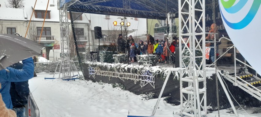 Jarmark Bożonarodzeniowy na Rynku w Iłży w zimowej scenerii. Wyjątkowa świąteczna atmosfera. Zobacz zdjęcia