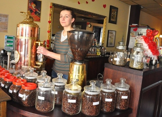 Pracownice kawiarni, jak Jagoda Mika, potrafią przygotowywać wspaniałe desery i drinki.