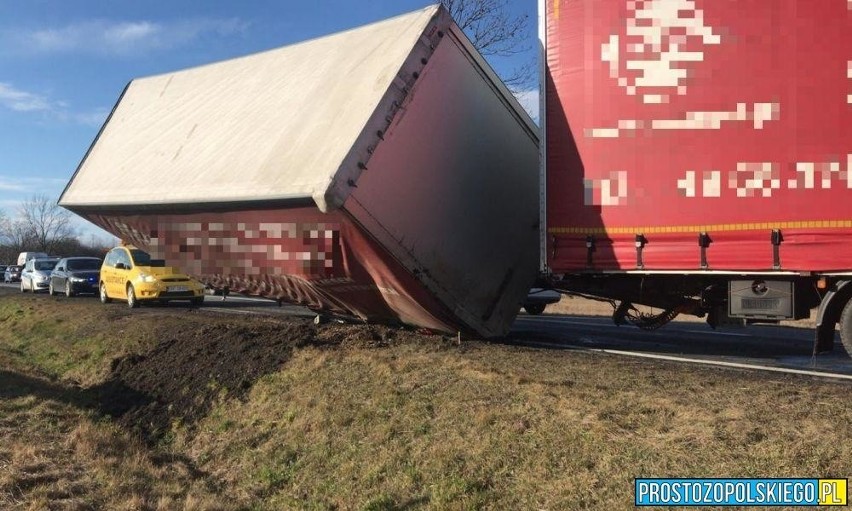 Wiatr zepchnął naczepę z drogi krajowej nr 46 po Nysą do...