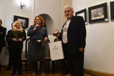 Wystawę otworzyli Beata Drozdowska, dyrektor Łaźni i Leszek...