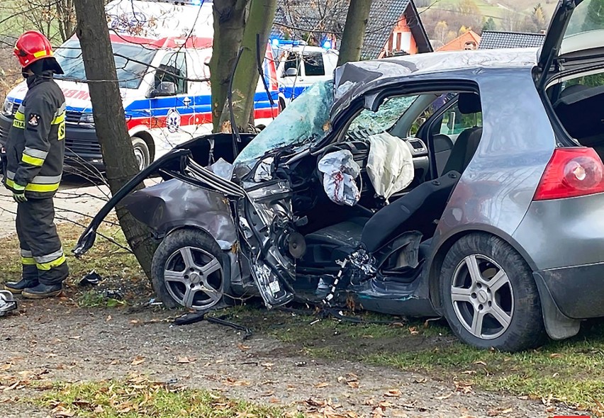 Wypadek w Rupniowie. Volkswagen roztrzaskany o drzewo. Ranny kierowca zabrany do szpitala