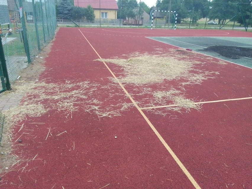 Wandale uszkodzili boisko w Ossie, w gminie Odrzywół. Straty na ponad 10 tysięcy złotych! 