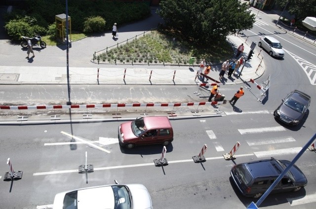 Utrudnienia czekają na kierowców m.in. na skrzyżowaniu ul. Reymonta z Ozimską. Tam robotnicy Wodociągów i Kanalizacji wymieniają sieć wodociągową. Prace na tej głównej arterii miasta potrwają do końca wakacji.