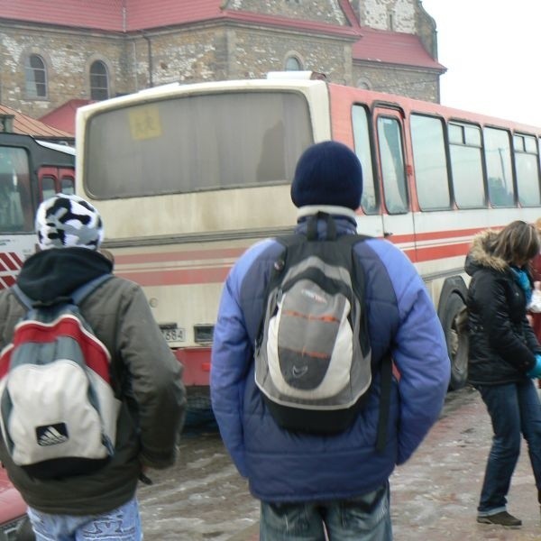 Nawet dowóz uczniów do szkół stał się w Łopusznie sprawą konfliktową.