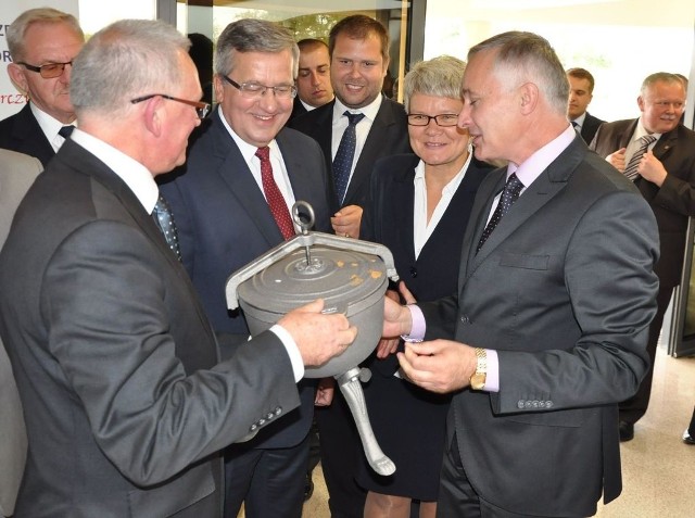 Prezydent Bronisław Komorowski wyraźnie ucieszył się z żeliwnego kociołka, jaki otrzymał od koneckiego odlewnika