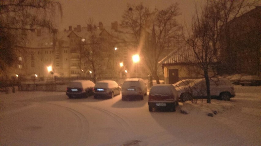Sporo śniegu na ulicach Szczecina i regionu. Na drogach w mieście utrudnienia 
