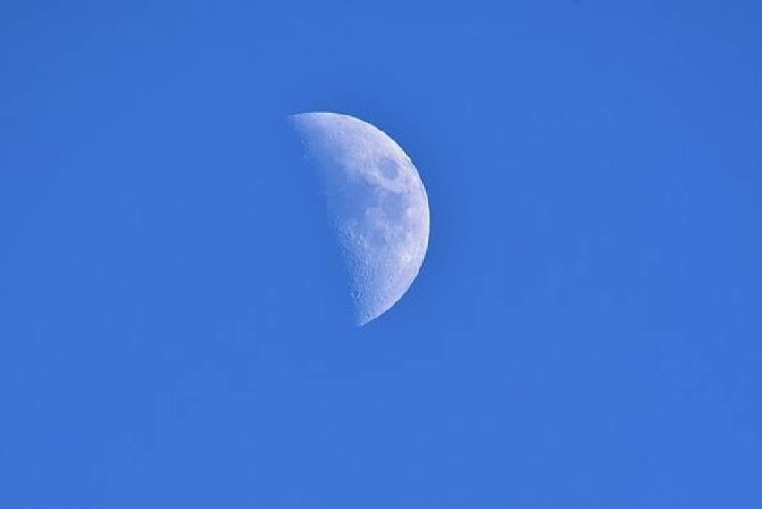 Nazwa "Niebieski Księżyc" nie pochodzi od koloru Księżyca w...